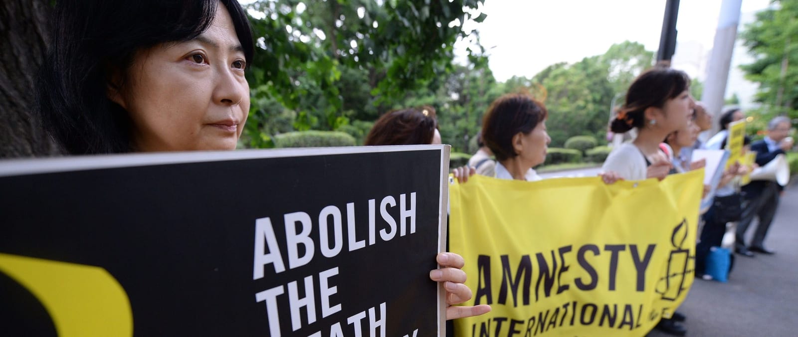 Attiviste di Amnesty International con cartelli per l'abolizione della pena di morte