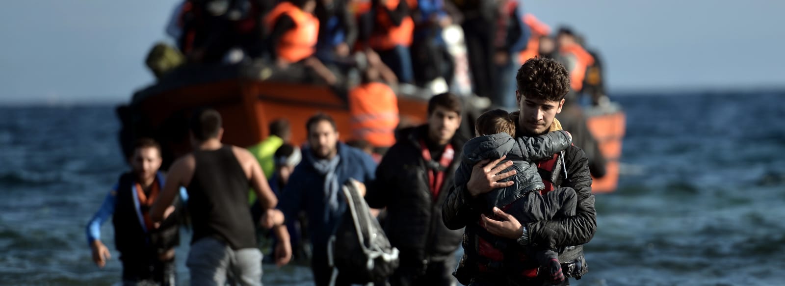Persone rifugiate sbarcano da un'imbarcazione: Amnesty International per i diritti di rifugiati e migranti